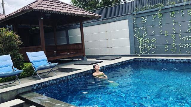 Tetap Kece, Ini 6 Potret Ayu Ting Ting Saat Berjemur di Rumah