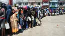 Korban gempa dan tsunami mengantre untuk mendapatkan bahan bakar minyak (BBM) di SPBU Kota Palu, Sulawesi Tengah, Senin (1/10). Gempa dan tsunami yang melanda Palu dan Donggala mengakibatkan warga kesulitan BBM. (Jewel Samad/AFP)