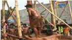 Batang pohon pisang yang licin sengaja dibuat tergantung. Hal ini semakin mempersulit para peserta lomba untuk memperebutkan hadiah menarik.