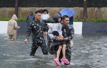 FOTO: Banjir Pademangan, Prajurit TNI AL Bantu Warga