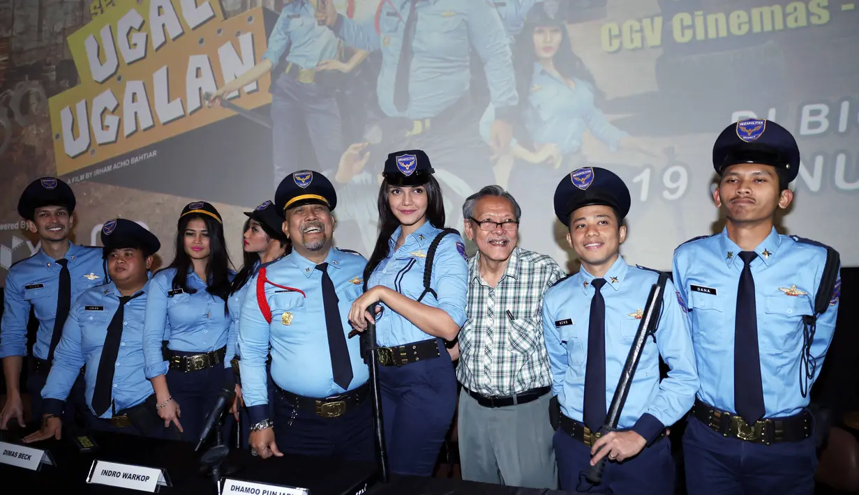 Selain Dimas Beck, film yang mengambarkan sebuah perusahaan sekurity yang dipimpin Indro itu  dibintangi Alexa Key, Lolox, dan Acho. Akan diputar di bioskop pada 19 Januari 2017. (Nurwahyunan/Bintang.com)