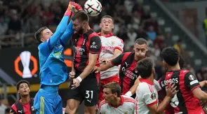 Kiper Benfica Anatoliy Trubin menghalau sundulan pemain AC Milan Strahinja Pavlovic dalam laga Liga Europa antara AC Milan vs Benfica di Milan, Italia, Rabu, 16 September 2026. (AP Photo/Antonio Calanni)