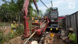 Alat berat mengeruk galian pipa instalasi proyek Sistem Penyediaan Air Minum (SPAM) di kota Tangerang Selatan, Banten, Rabu (22/07/2020). Proyek penyediaan air bersih yang memiliki kapasitas memproduksi 200 liter air per detik ini diperkirakan akan beroperasi pada 2021. (merdeka.com/Dwi Narwoko)