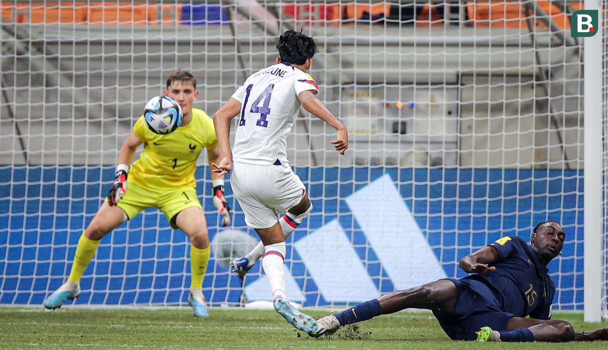 <p>Pemain Timnas Amerika Serikat U-17, Taha Habroune (tengah) berusaha mencetak gol ke gawang Timnas Amerika Serikat pada laga ketiga Grup E Piala Dunia U-17 2023 di Jakarta International Stadium, Jakarta Utara, Sabtu (18/11/2023). (Bola.com/Bagaskara Lazuardi)</p>