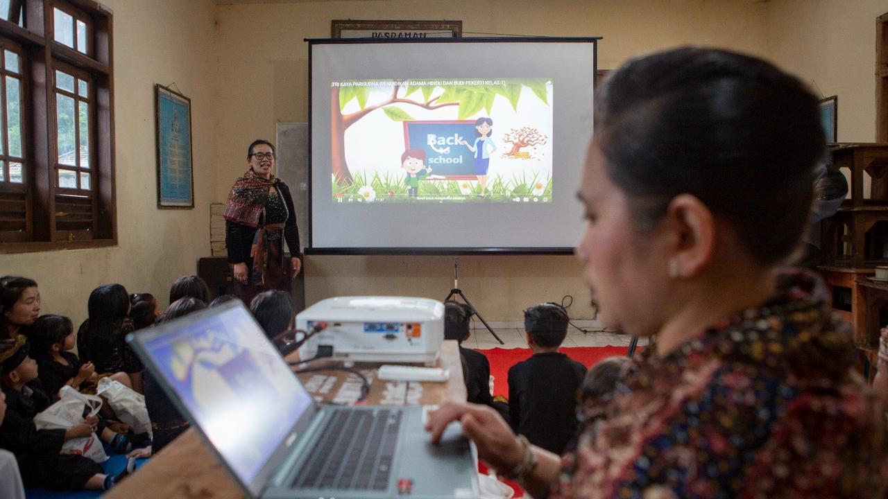 NeutraDC Serahkan Bantuan Sarana Belajar Digital untuk Anak-anak Suku Tengger Bromo