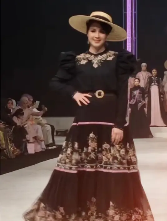 Dalam balutan busana menawan karya desainer terkenal, artis cantik ini berhasil membuat semua mata tertuju padanya.