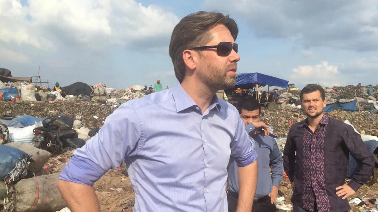 Duta Besar Denmark untuk Indonesia, Casper Klynge, saat melakukan kunjungan ke TPST Bantar Gebang, Bekasi (Liputan6.com/Andreas Gerry Tuwo)