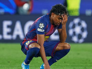Pemain Barcelona, Lamine Yamal, tampak kecewa setelah ditaklukkan Atletico Madrid pada leg pertama perempat final Liga Champions 2025/2026 di Stadion Camp Nou, Kamis (9/4/2026). (AP Photo/Joan Monfort)