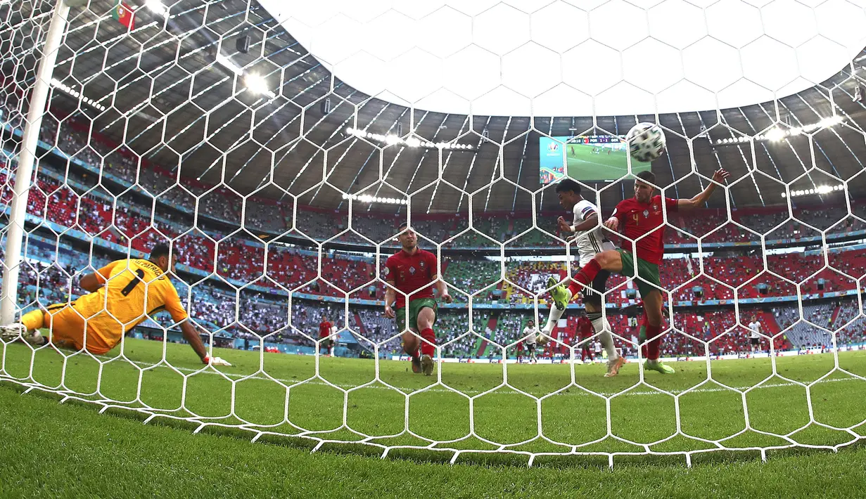 Tiga menit berselang, lagi-lagi gol bunuh diri terjadi di gawang Portugal. Niat hati ingin mengahalau bola umpan Joshua Kimmich, Raphael Guerreiro justru menceploskan bola ke gawangnya sendiri. Jerman berbalik unggul atas Portugal dan berlangsung hingga turun minum. (Foto: AP/Matthias Schrader)