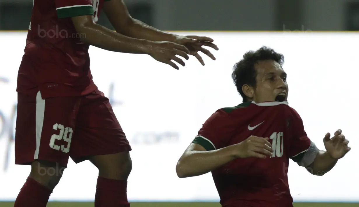 Gelandang Indonesia U-19, Egy Maulana Vikri, tampak kecewa usai gagal mencetak gol ke gawang Thailand di Stadion Wibawa Mukti, Cikarang, Minggu (8/10/2017). Indonesia menang 3-0 atas Thailand. (Bola.com/M Iqbal Ichsan)