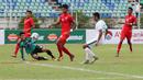 Pemain Timnas Indonesia U-19, Rafli Mursalim, saat pertandingan melawan Myanmar pada laga Piala AFF U-18 di Stadion Thuwunna, Minggu, (17/9/2017). Indonesia menang 7-1 atas Myanmar. (Liputan6.com/Yoppy Renato)