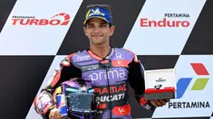 Pembalap Prima Pramac Racing, Jorge Martin merayakan posisi terdepan atau pole position di akhir latihan kualifikasi MotoGP 2024 di Sirkuit Internasional Pertamina Mandalika, Lombok, Nusa Tenggara Barat, 28 September 2024. (SONNY TUMBELAKA/AFP)