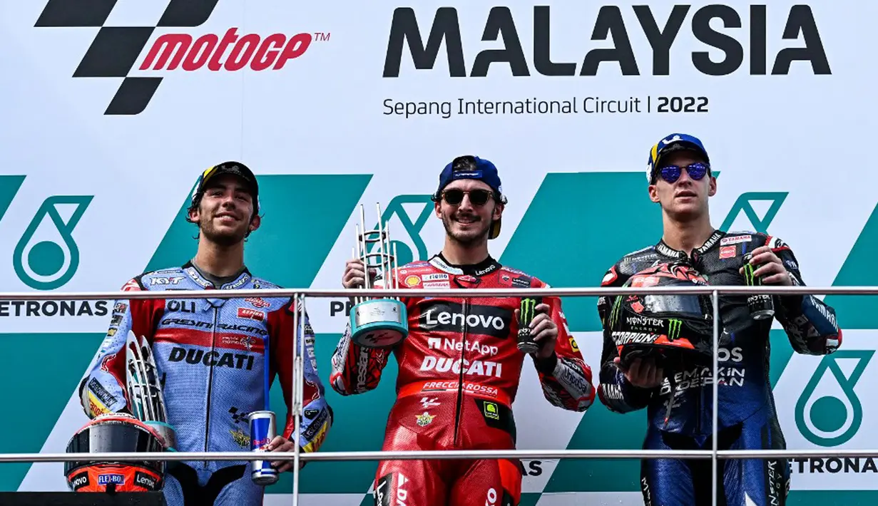(kiri ke kanan) Pembalap Ducati Gresini Racing Enea Bastianini, pembalap Ducati Lenovo Francesco Bagnaia, dan pembalap Monster Energy Yamaha Fabio Quartararo merayakan kemenangan mereka pada MotoGP Malaysia 2022 di Sirkuit Internasional Sepang, Sepang, Malaysia, Minggu (23/10/2022). Francesco Bagnaia sukses menjadi juara MotoGP Malaysia 2022 disusul Enea Bastianini dan Fabio Quartararo. (MOHD RASFAN/AFP)