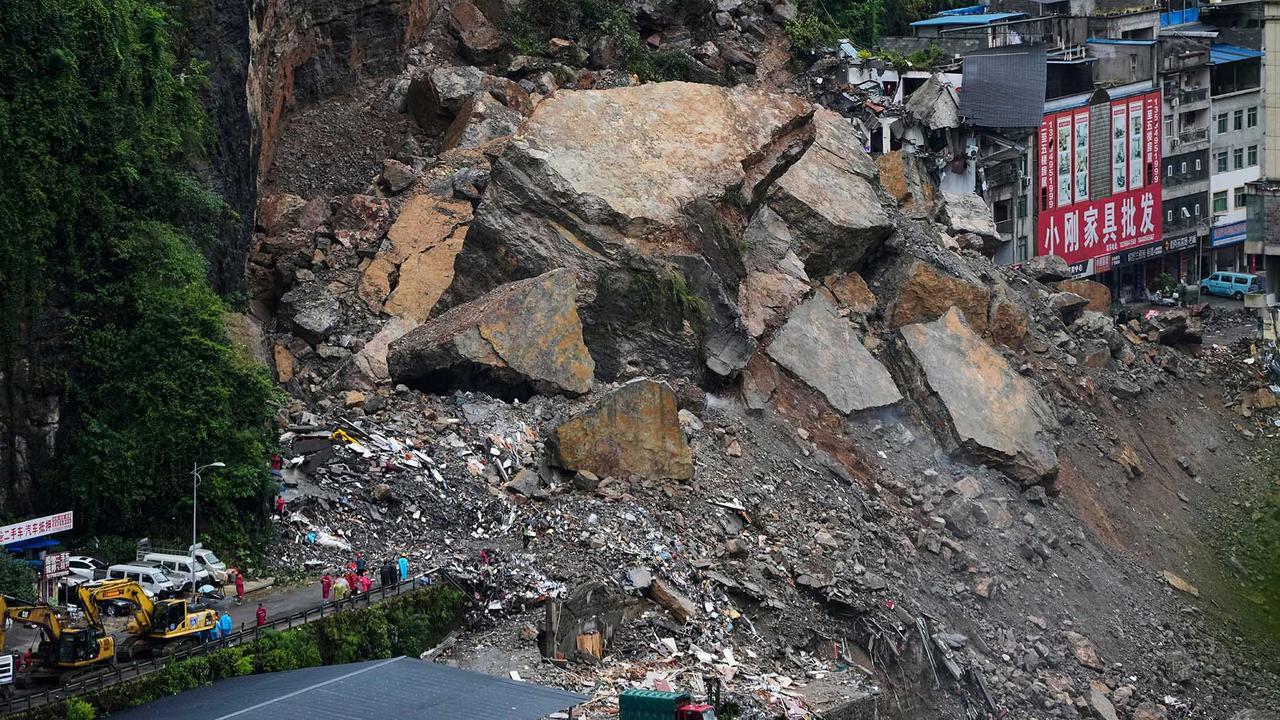 Tebing Bukit Longsor Hantam Permukiman, Puluhan Orang Hilang