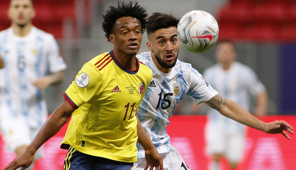 Memasuki menit-menit pertengahan babak pertama, Kolombia dan Argentina saling serang. Namun serangan mereka hanya sebatas menjadi peluang. Papan skor tak berubah hingga akhir babak pertama usai. Argentina unggul 1-0 atas Kolombia. (Foto: AFP/Silvio Avila)