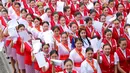 Sejumlah wanita mengenakan pakaian tradisional saat mengikuti seleksi menjadi calon pramugari di Chengdu, Provinsi Sichuan, 27 Mei 2016. Lebih dari 500 wanita cantik mengikuti sesi interview sebuah perusahaan penerbangan di Tiongkok. (REUTERS/Stringer)