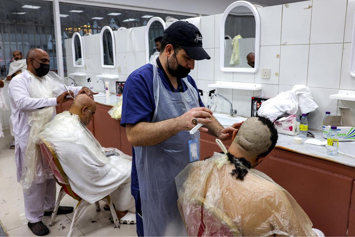 FOTO: Jemaah Haji Antri Potong Rambut di Barber Shop