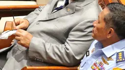 Menteri Pertahanan Prabowo Subianto (atas) saat mengikuti rapat paripurna bersama DPR di Jakarta, Selasa (6/12/2022). DPR RI menyetujui Rancangan Undang-Undang (RUU) tentang Pengesahan Perjanjian Antara Pemerintah Republik Indonesia dan Pemerintah Republik Singapura tentang Ekstradisi Buronan menjadi Undang-Undang. (Liputan6.com/Angga Yuniar)