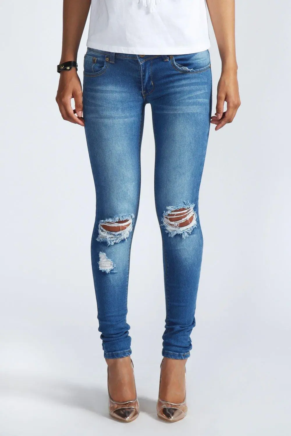 Bikin jeans kamu makin keren dengan modifikasi sendiri. (boohoo.com)