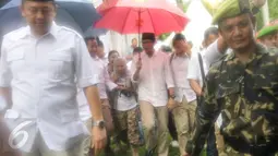 Cawagub DKI Jakarta, Sandiaga Uno tiba di kantor DPP Gerindra, Jakarta, Rabu (19/4). Diguyur hujan, Sandiaga Uno datangi kantor DPP Gerindra untuk merayakan kemenangan hasil hitung cepat suara Pilkada DKI Jakarta. (Liputan6.com/Yoppy Renato)