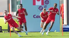 Pemain Kanada Liam Millar (kiri), Mark-Anthony Kaye (kedua kiri), Ike Ugbo (kanan), dan David Wotherspoon (kedua kanan) berlatih di Doha, Qatar, 28 November 2022. Kanada akan menghadapi Maroko dalam pertandingan Piala Dunia 2022 pada 1 Desember 2022. (Nathan Denette/The Canadian Press via AP)