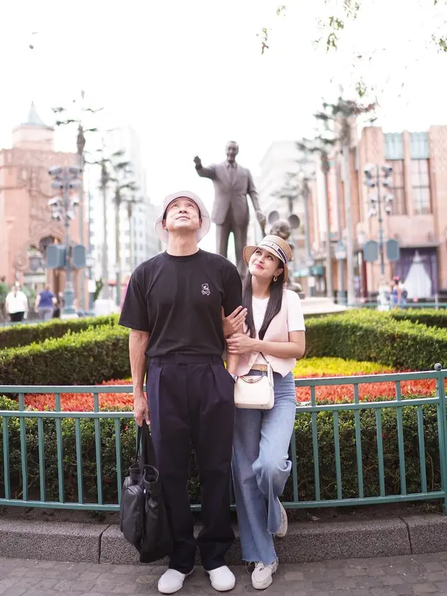 Potret Sandra Dewi dan Harvey Moeis Liburan Berdua di Disneyland