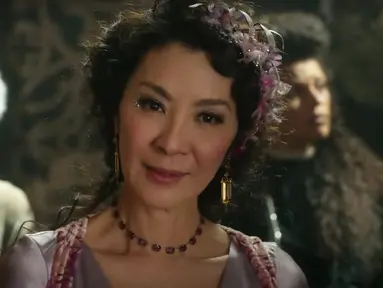 Michelle Yeoh sebagai Profesor Emma di film The School for Good and Evil. (YouTube Netflix)