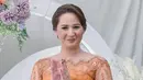 Pernah dikabarkan dekat dengan Imel Putri Cahyati, kabar pertunangan Reiner Manopo dan Adisty Juniar menyedot perhatian masyarakat. Belum banyak informasi soal sosok Adisty Juniar, namun diketahui bahwa wanita yang berhasil memikat hati Reiner Manopo itu merupakan seorang pegawai bank. Bahkan potret dirinya pun hanya bisa dilihat di laman Instagram Reiner Manopo. (Liputan6.com/IG/@cekaphoto)