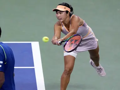 Petenis Indonesia, Aldila Sutjiadi (kanan) berpasangan dengan petenis India, Rohan Bopanna berusaha mengembalikan bola ke arah petenis ganda campuran Amerika Serikat, Taylor Townsend/Donald Young pada laga semifinal US Open 2024 yang berlangsung di di Stadion Louis Amstrong, New York, Amerika Serikat, Rabu (04/09/2024) WIB. (AP Photo/Eduardo Munoz Alvarez)