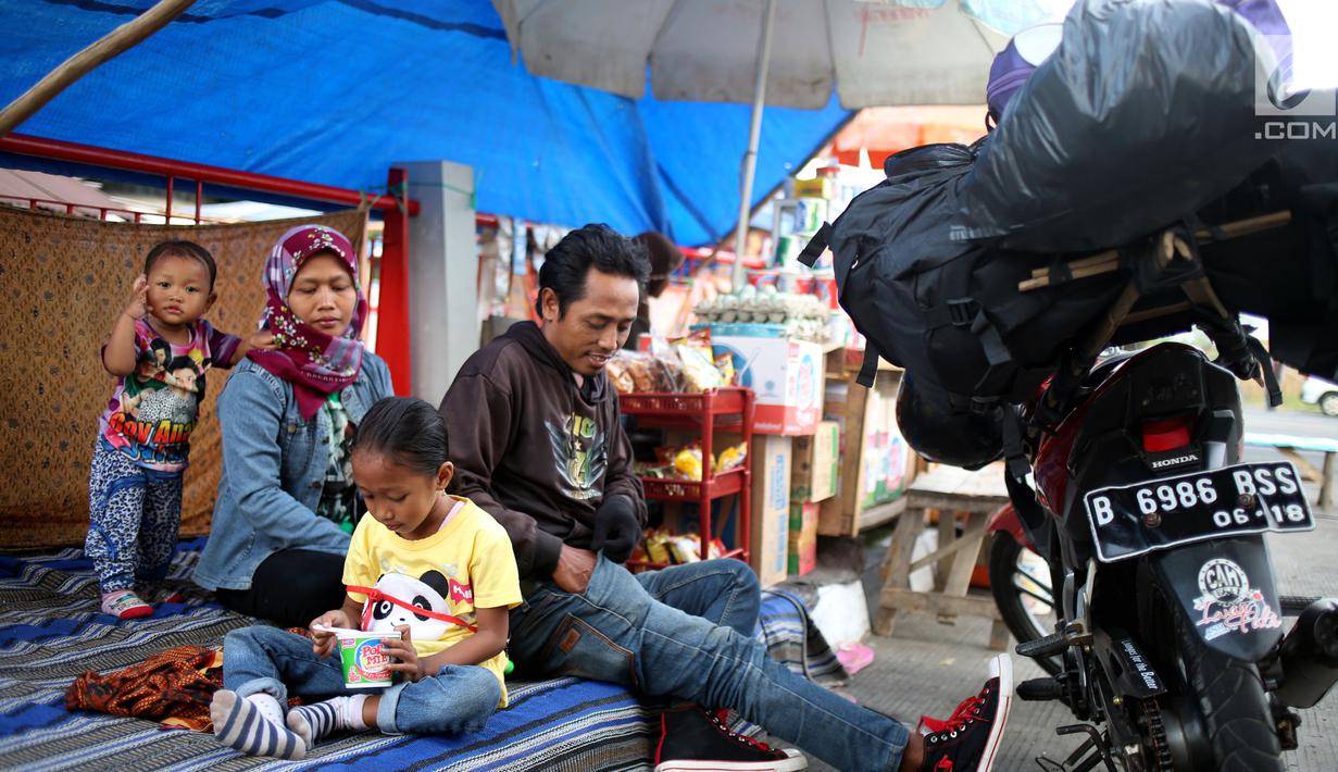 Pemudik singgah di warung dadakan di Jalur Pantura, Cirebon, Jawa Barat, Rabu (21/6). Menjelang puncak arus mudik Lebaran 2017, warga yang tinggal di dekat jalur Pantura membuat warung-warung dadakan. (Liputan6.com/Johan Tallo)