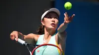 Petenis China Peng Shuai SAAT servis bola saat sesi latihan jelang turnamen tenis Australia Terbuka di Melbourne pada 13 Januari 2019. (WILLIAM WEST / AFP)