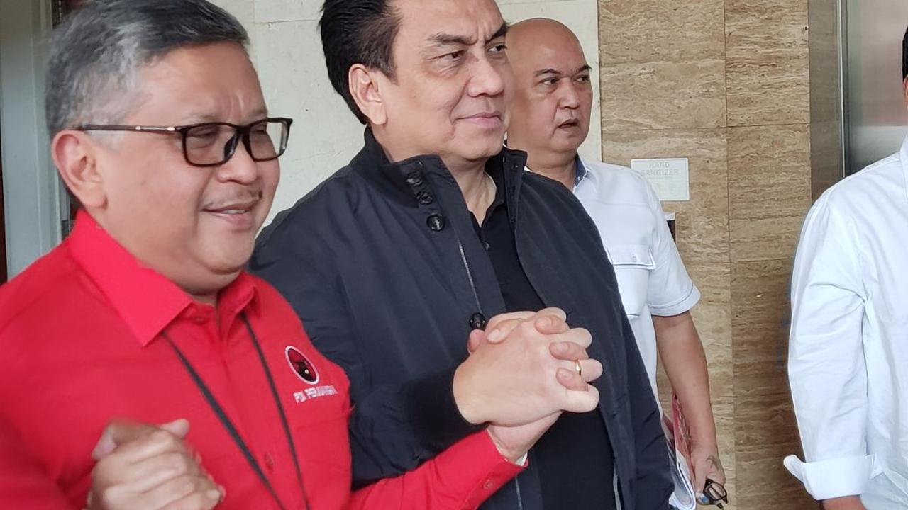 Anggota Komisi I DPR RI Fraksi PDI Perjuangan Effendi Simbolon memeluk Sekretaris Jenderal PDI Perjuangan Hasto Kristiyanto.