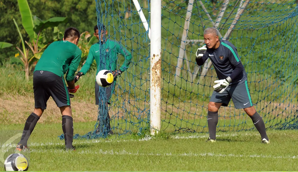 Pelatih Kiper, Hermansyah (kanan) melatih calon penjaga gawang Timnas Indonesia U19 di NYTC Sawangan, Depok, Selasa (26/7). 40 pesepakbola muda mengikuti seleksi untuk menjadi pemain Timnas Indonesia U19. (Liputan6.com/Helmi Fithriansyah)