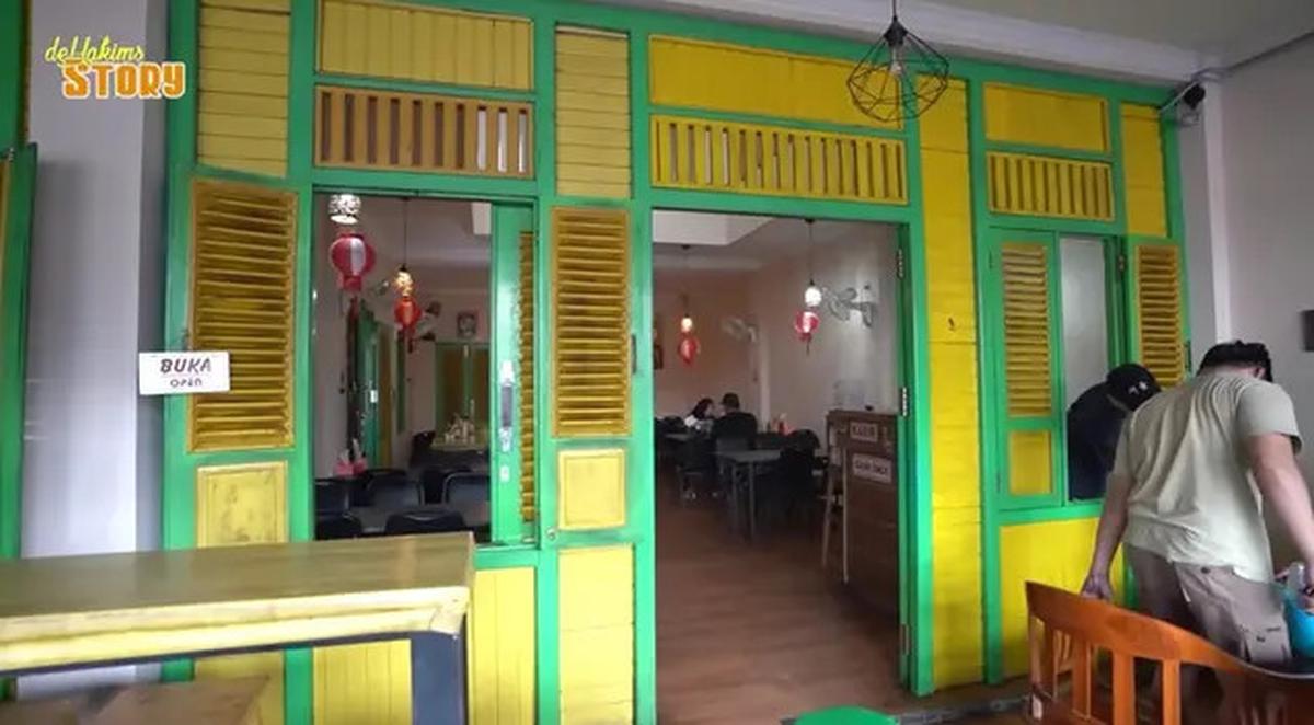 Intip Interior Warung Makan Ayah Ayu Ting Ting, Kental Nuansa Betawi