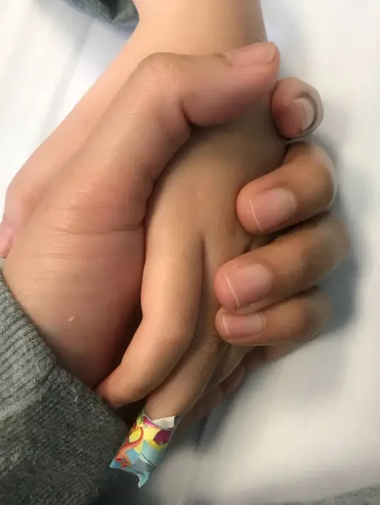 "Dia telepon saya, saya lagi di Banyuwangi disuruh ke Jakarta. Shakira ini biru-biru Denada bingung, Kenapa ya ma? Kan Shakira abis jalan-jalan sama bapaknya ke luar negeri terus pulang tuh biru-biru," ujar Emilia