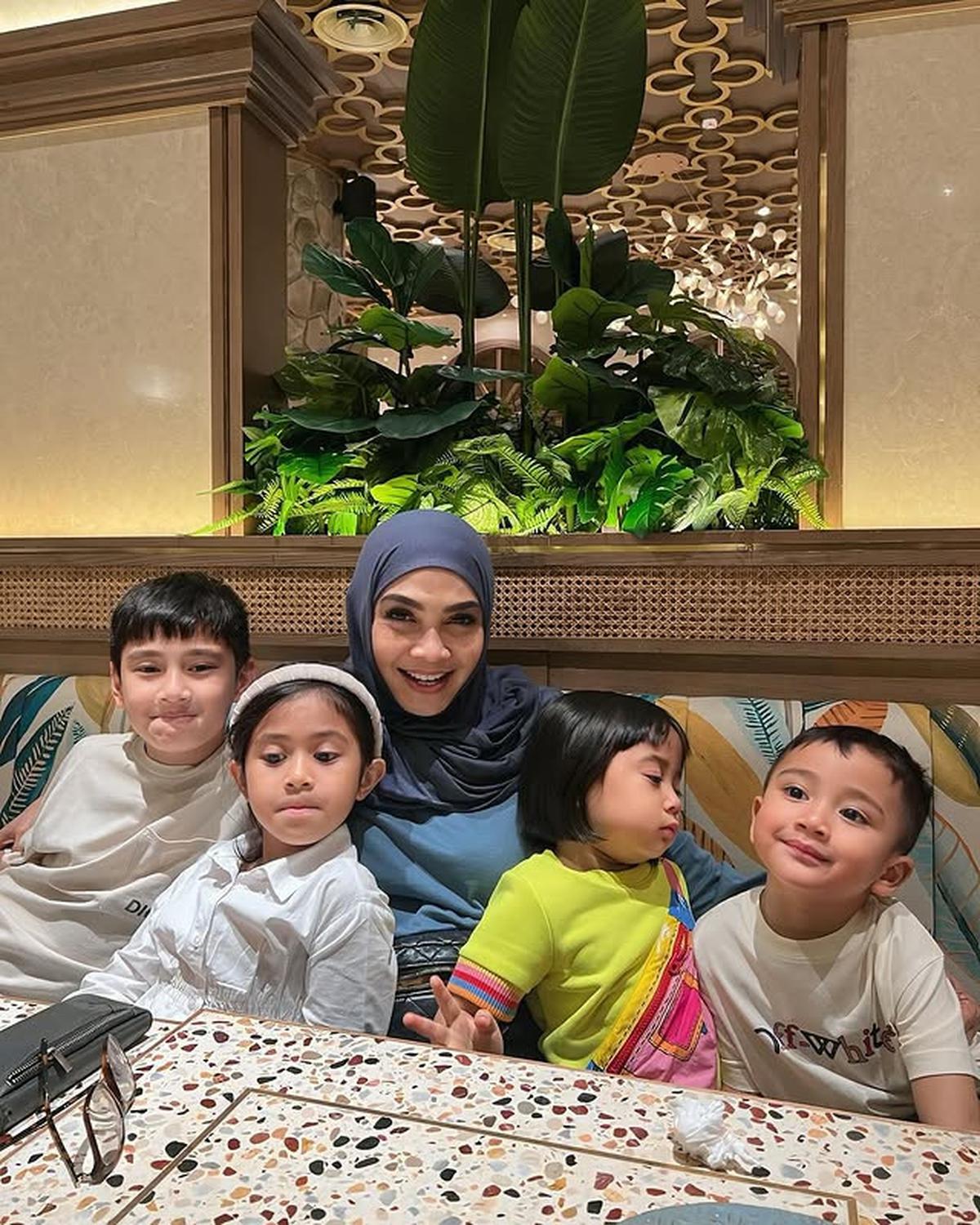 7 Potret Rieta Amilia Bersama Cucu-Cucu Kesayangan, Ajak Jalan-Jalan ke Mall