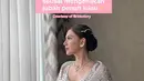 Ditambah detail makeup cantik oleh Eva Lovira, membuat Jessica Mila tampil bak peri dengan headpiece dari desainer Rinaldy Yunardi dan perhiasan dari Mondial. Foto: Instagram/Bridestory.