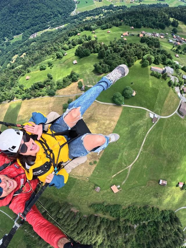 7 Potret Sabai Morscheck Naik Paragliding Bareng Anak di Swiss