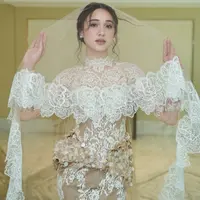 Dalam balutan gaun berbasis lace dan embroidery yang detail, tampilannya memancarkan perpaduan keanggunan klasik dengan sentuhan kontemporer yang halus. [@yasminnapper].