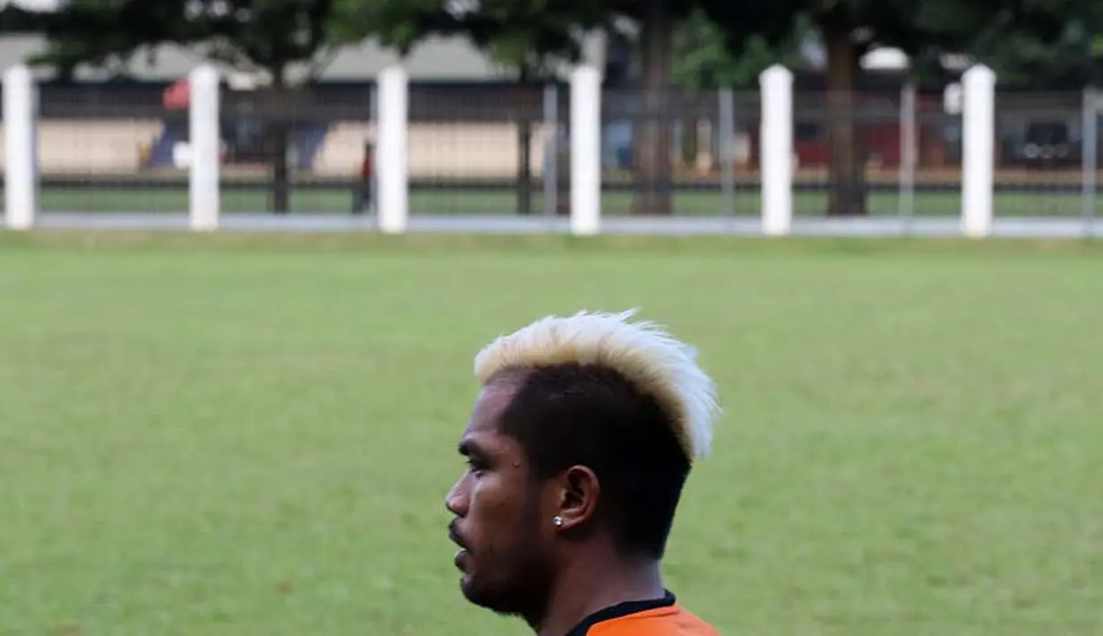 Gaya rambut terbaru Zulham Malik Zamrun saat berlatih bersama Persipura. (bola.com/Arief Bagus)
