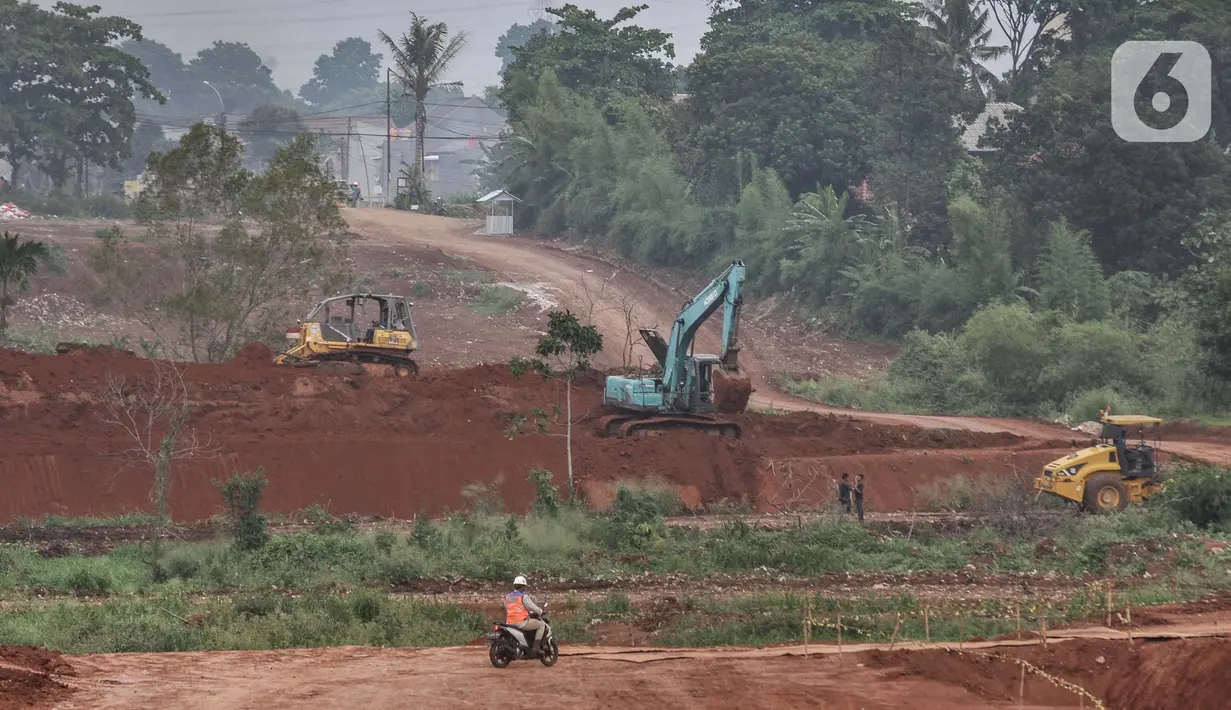 Aktivitas pekerja menyelesaikan proyek Tol Cijago seksi 3 ruas Limo-Kukusan, Tanah Baru, Depok, Jawa Barat, Minggu (3/10/2021).  Proyek Tol itu juga diharapkan dapat memperlancar mobilitas warga Depok, Tangerang Selatan, dan DKI Jakarta. (merdeka.com/Iqbal S. Nugroho)
