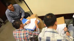 Petugas Bareskrim memeriksa dokumen di Kantor SKK Migas, Wisma Mulia, Jakarta, Selasa (5/5/2015). Penggeledahan ini terkait penyidikan tindak pidana korupsi dan pencucian uang yang dilakukan SKK Migas. (Liputan6.com/Herman Zakharia)