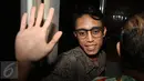 Ario Kiswinar sebelum memasuki Sentra Pelayanan Kepolisian Terpadu (SPKT) di Polda Metro Jaya, Jakarta, Jumat (30/9). Didampingi ibunya, Aryani Soenarto, Kiswinar melaporkan Mario Teguh atas tuduhan pencemaran nama baik. (Liputan6.com/Immanuel Antonius)