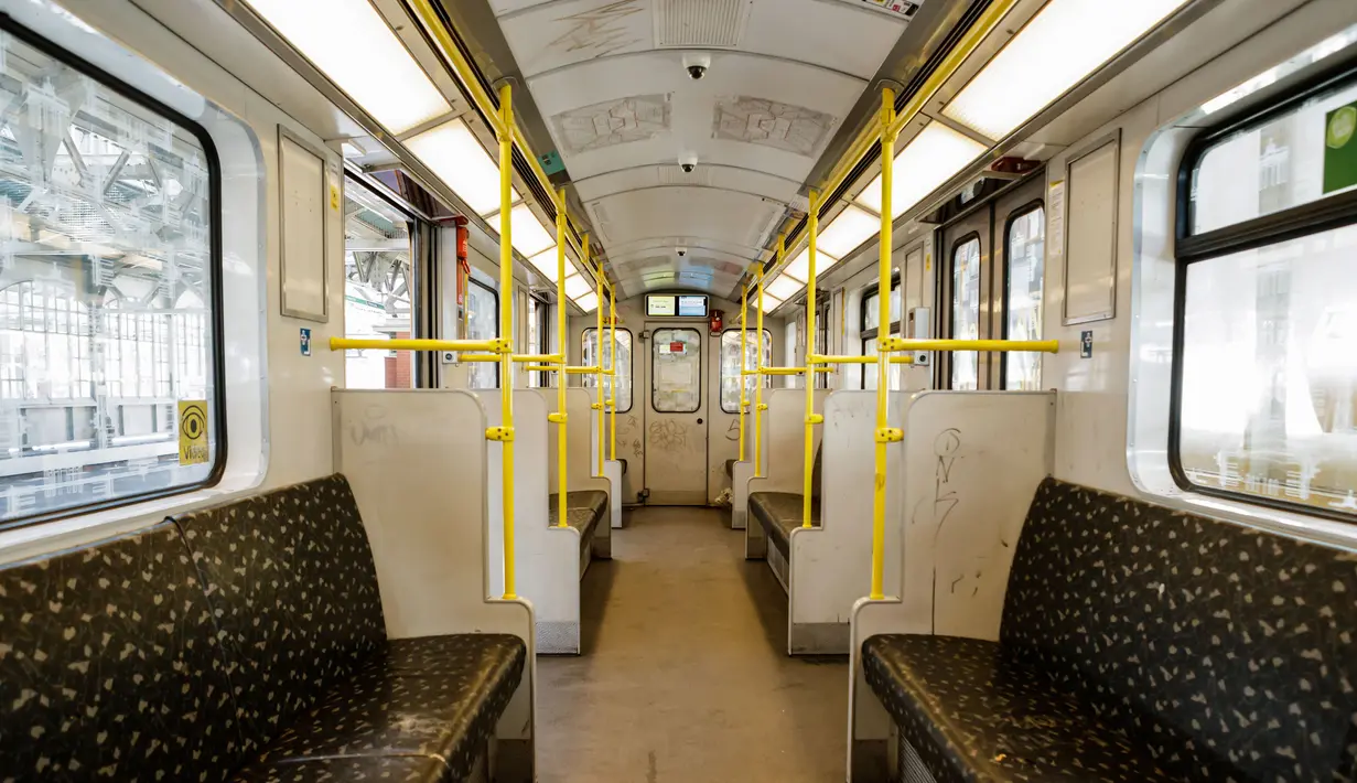 Gerbong kereta bawah tanah yang kosong di Berlin, ibu kota Jerman (22/3/2020). Demi menahan laju penyebaran coronavirus baru (COVID-19), Jerman melarang pertemuan publik lebih dari dua orang, menurut langkah terbaru negara tersebut yang diumumkan pada Minggu (22/3). (Xinhua/Binh Truong)