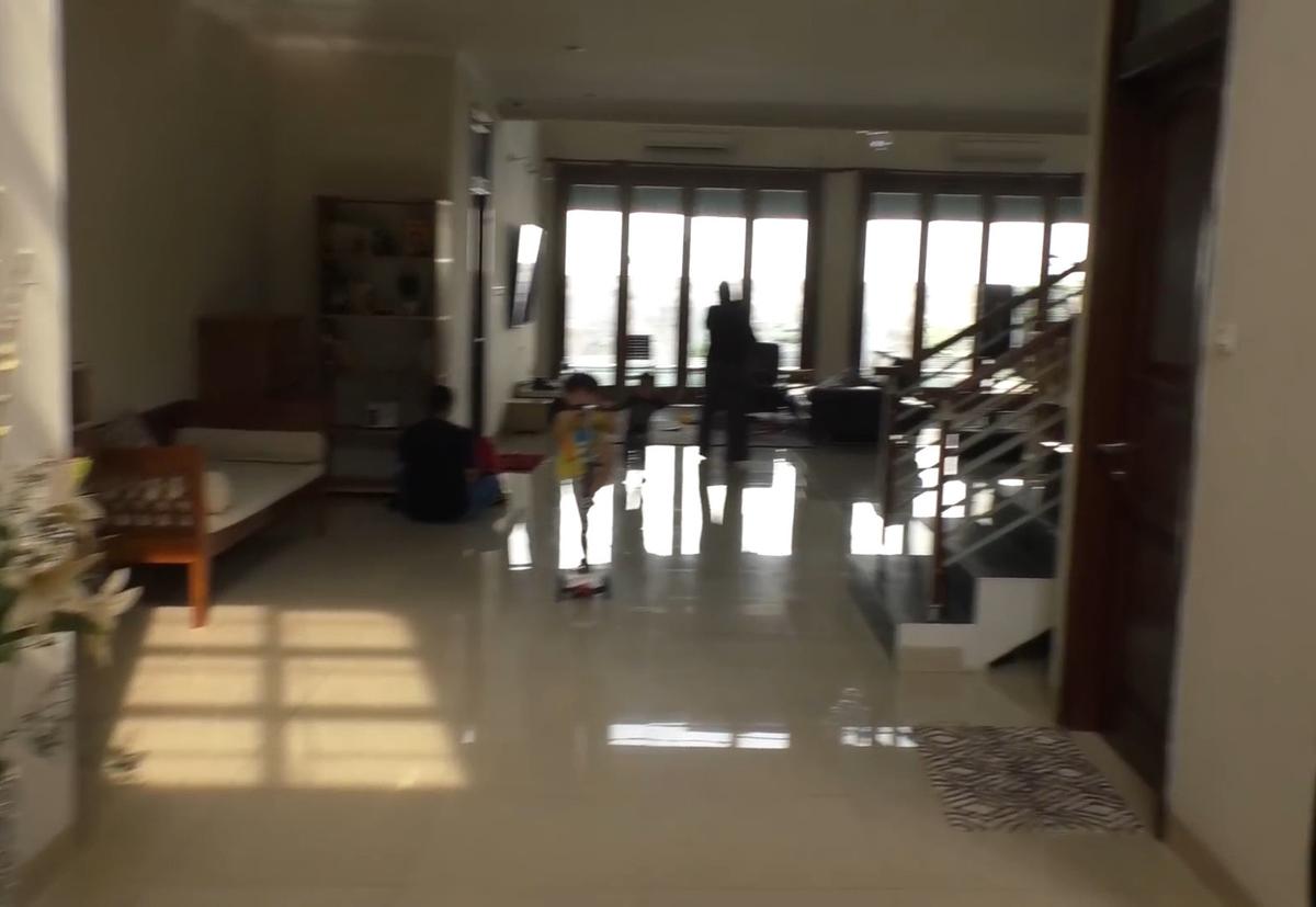 Suami Diduga Terlilit Utang Rp100 M, Potret Rumah Mewah Ratna Galih yang Luas & Dilengkapi Kolam Renang