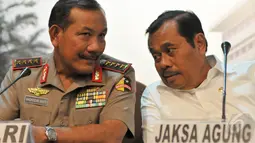 Jaksa Agung Prasetyo (kanan) berbincang dengan Kapolri Jenderal Pol. Badrodin Haiti (kiri) di sela-sela keterangan pers usai mengikuti rapat koordinasi terkait HAM di Gedung Kejaksaan Agung, Jakarta, Kamis (21/5/2015).  (Liputan6.com/Andrian M Tunay)