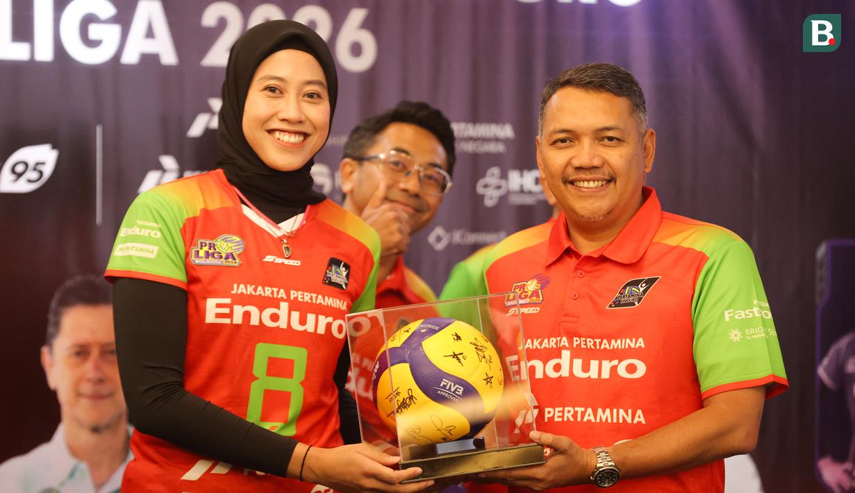 Bintang Jakarta Pertamina Enduro, Megawati Hangestri memberikan bola bertanda tangan seluruh pemain kepada petinggdi dari Pertamina di acara launching tim untuk kompetisi Proliga 2026 yang berlangsung di Enduro x Fastron Lounge, Gedung Oil Center, Thamrin, Jakarta Pusat pada Senin (05/01/2026).