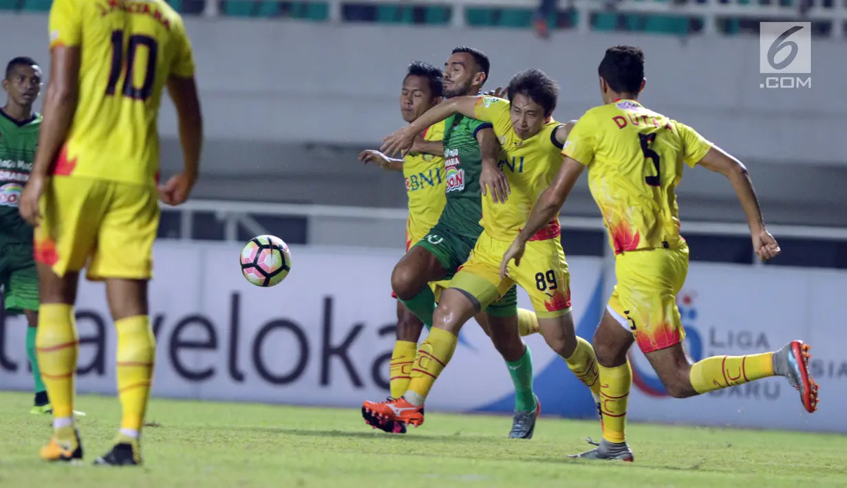 Pemain anyar PS TNI, Redouane Zerzori (tengah) berusaha lolos dari kawalan pemain Bhayangkara FC, Ilija Spasojevic saat lanjutan Liga 1 Indonesia di Stadion Pakansari, Kab Bogor, Minggu (3/9). PS TNI kalah 0-1. (Liputan6.com/Helmi Fithriansyah)