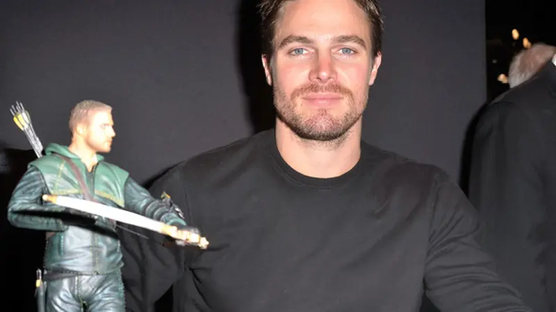 Stephen Amell Sumbang Naskah Arrow untuk Kegiatan Amal