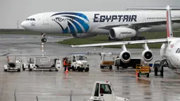 Penerbangan EgyptAir dilaporkan hilang antara Paris dan Kairo, Kamis (19/5). Pesawat tersebut membawa 56 penumpang, termasuk tiga anak-anak, tujuh awak pesawat dan tiga petugas keamanan di dalamnya, Kamis (19/5). (Reuters/ Kevin Cleynhens)